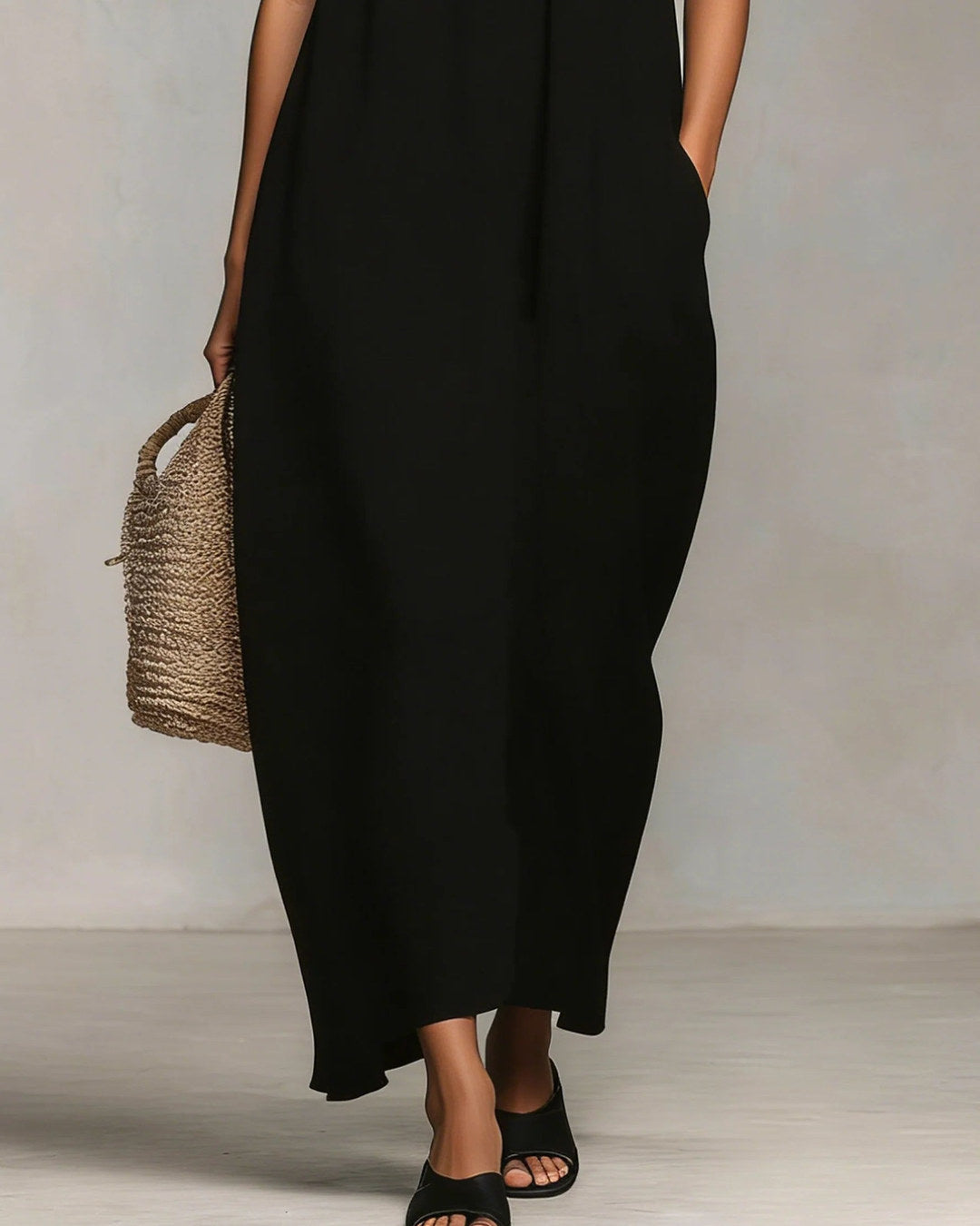 Mirta | Vestido Largo Acampanado con Volante Blanco y Tirantes Finos, Negro