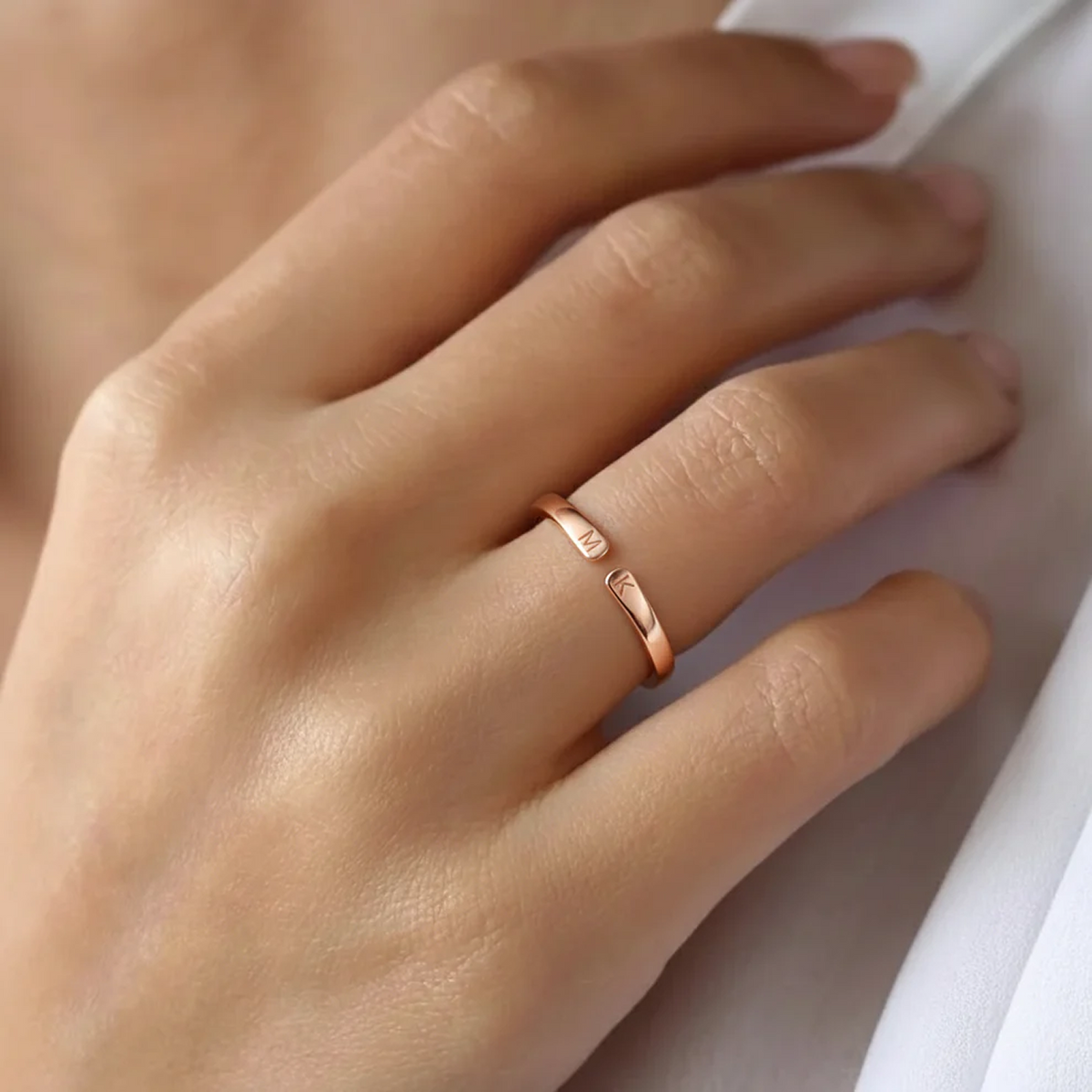 Anillo de Iniciales Ajustable Whisper